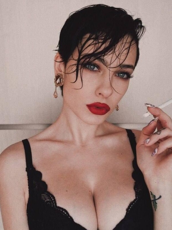 Александра привлекательная девушка из Северска цена от 6000 руб