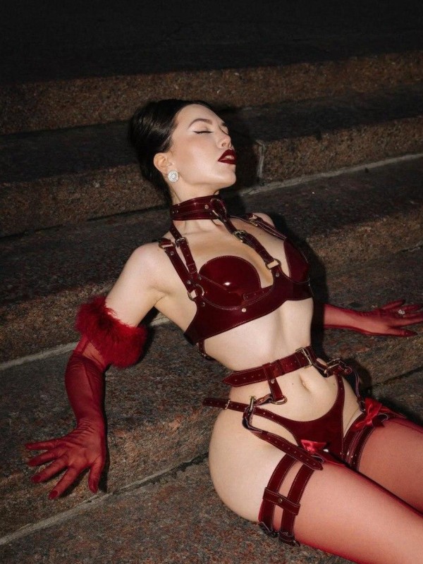 Эммочка привлекательная девушка из Северска цена от 7000 руб